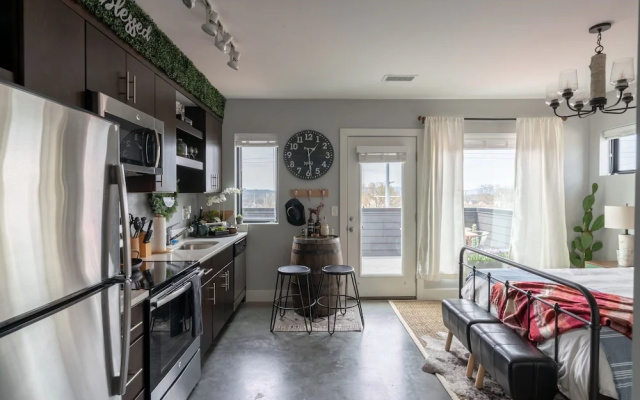 Rustic Luxe Studio Apartment with Rooftop Deck
