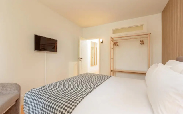 Flores G in Porto With 1 Bedrooms and 1 Bathrooms