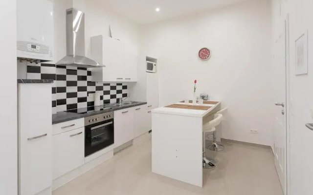 Bright Red Heart Apartment in Leopoldstadt