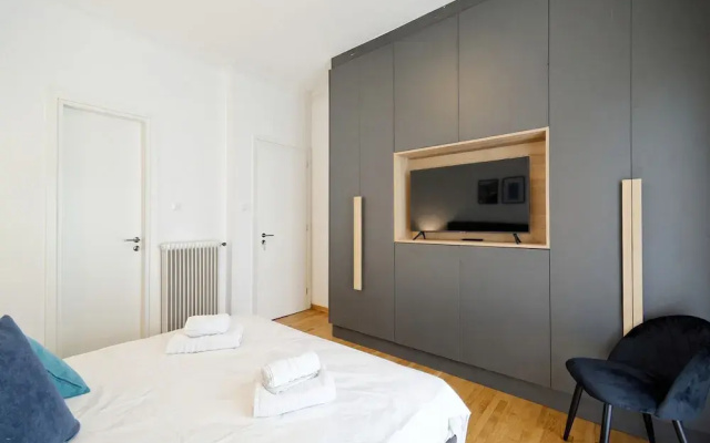 Elegant Big Apartment in Athens With Balcony
