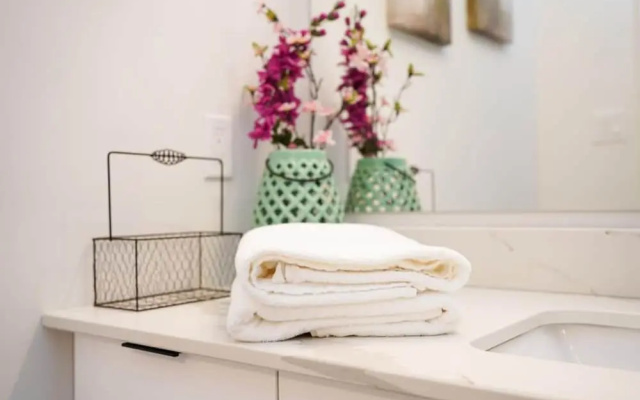 Luxurious Modern 2BR Condo Slps-5 Coffee AC Wifi