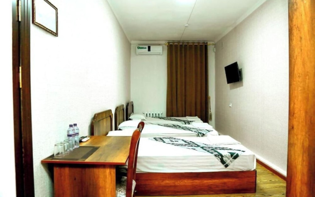 Hotel Mir