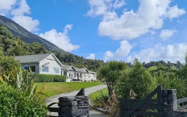 Lake Brunner Eco Lodge