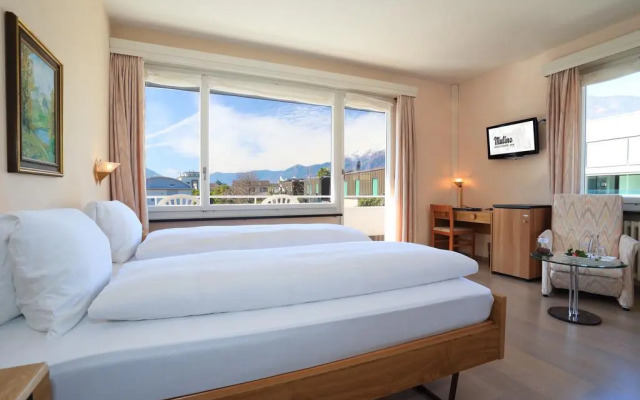 Ascona Lodge, Pool & Garden Retreat