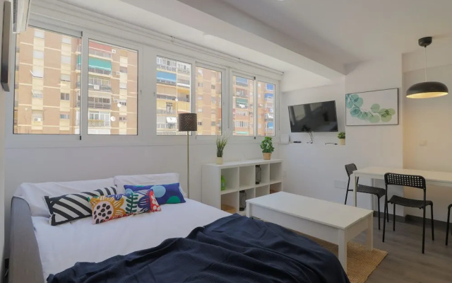 Bright Málaga Beach and Downtown Apartment