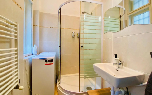 Deco House - Huge central two bedroom