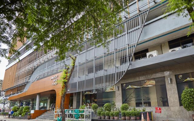 Bangkok Inter Place Hotel вид на фасад