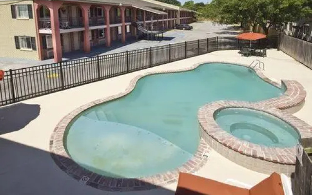 Econo Lodge Inn & Suites