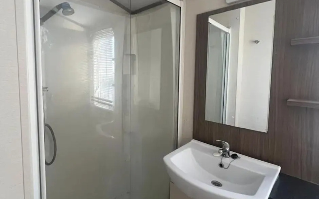 2 bed Platinum-sleeps 6-decking-free Parking