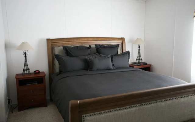 Lou & Francis Guest House