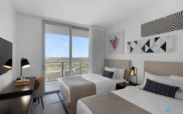 Bayview Luxury: 3BR Pools Oceanfront Amenities