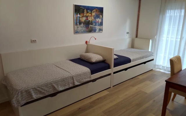 Seafront Apartment - Sleeps 13 - Parking - Balcony