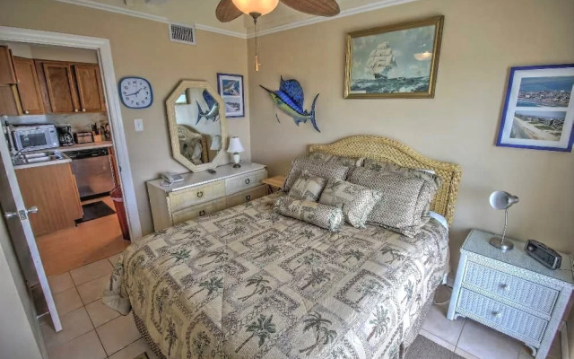 Aquarius 907 Minium 2 Bedroom Condo by RedAwning