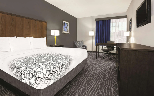 La Quinta Inn & Suites by Wyndham Mercedes Outlet Mall