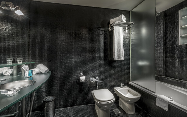 Broadway Hotel & Suites