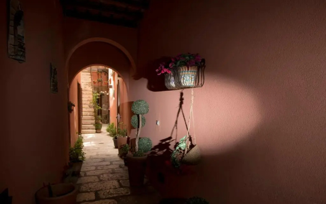 The Flowery Courtyard Srl No12