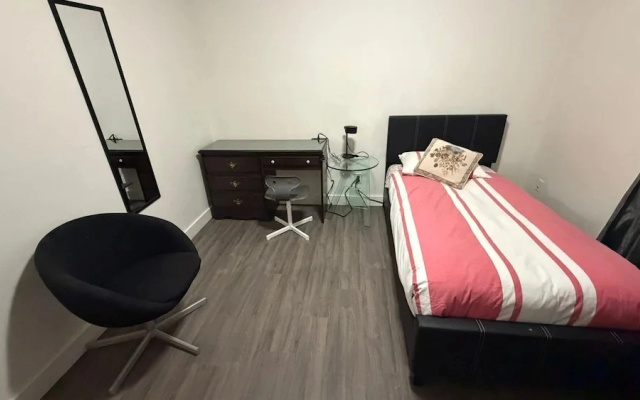 Private Room Downtown with Kitchenette