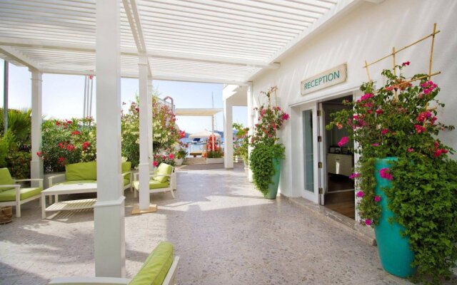 Poseidon Boutique Hotel & Yacht Club вид на фасад