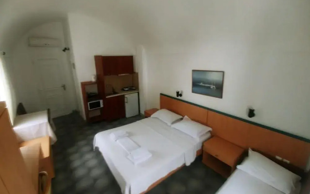 Sunrise Studios in Perissa