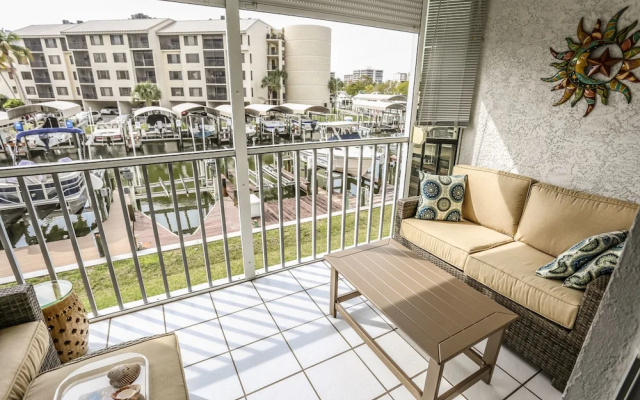 Royal Pelican 182