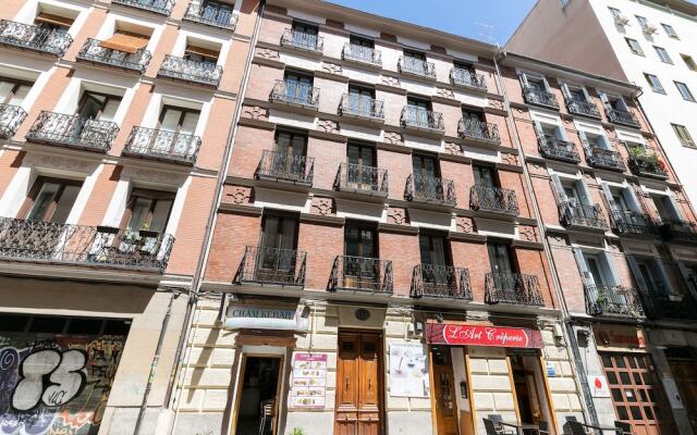 Апартаменты Feelathome Madrid Suites Apartments вид на фасад