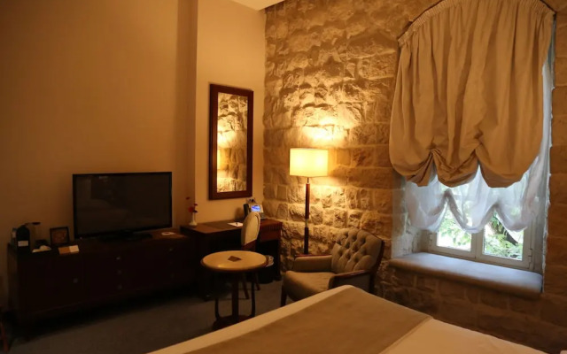 Grand Kadri Hotel