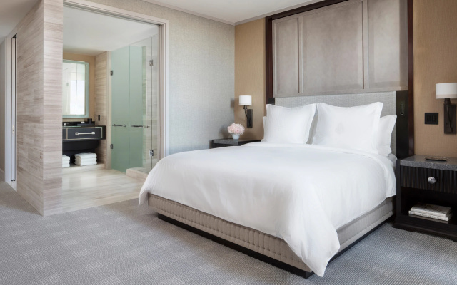 Отель Four Seasons One Dalton Street, Boston