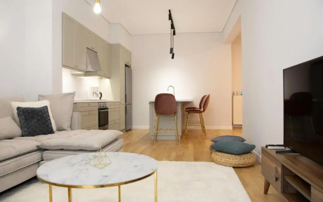 Classy Chic Design Apartment with Balcony At Acropolis