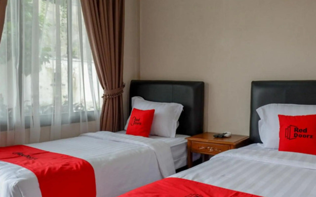 RedDoorz @ Jalan Majapahit Semarang