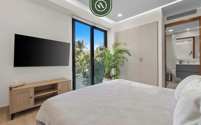 Luxury 2 BR Condo With Dream Pools - Beach - Art