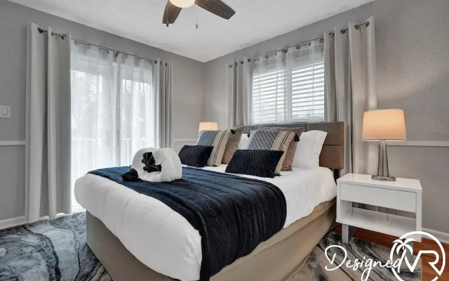 Modern Chic 7-BR with Pool & Gameroom