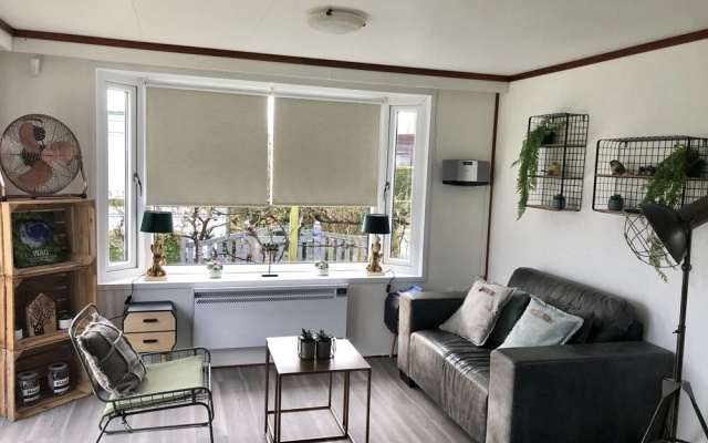 Nicely Furnished Chalet with Oven near Wadden Sea