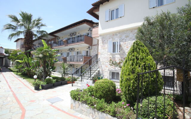 Отель Sarantis Hotel Греция, Ханиотис - отзывы, цены и фото номеров - забронировать отель Sarantis Hotel онлайн вид на фасад