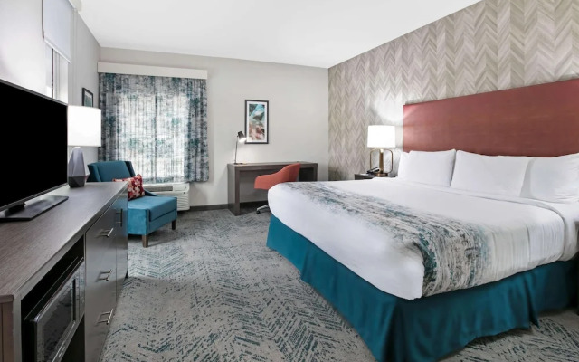 La Quinta Inn & Suites by Wyndham DFW West-Glade-Parks