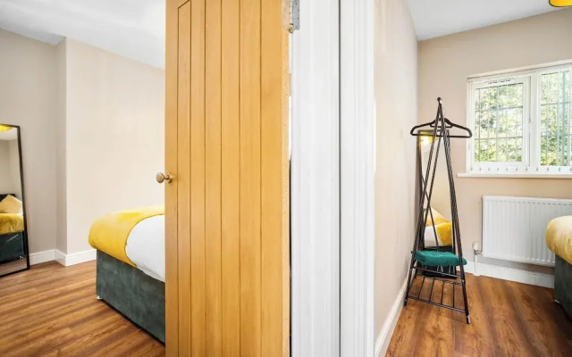 Spacious 3 bed House/sleeps 5/free Parking-oldbury
