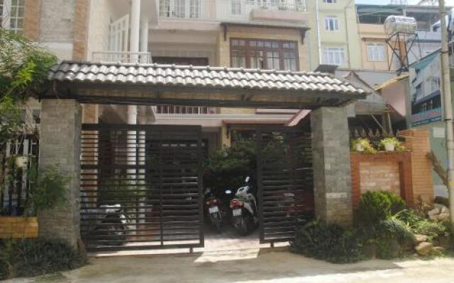 Отель Hoang Trang Hotel Вьетнам, Далат - отзывы, цены и фото номеров - забронировать отель Hoang Trang Hotel онлайн вид на фасад