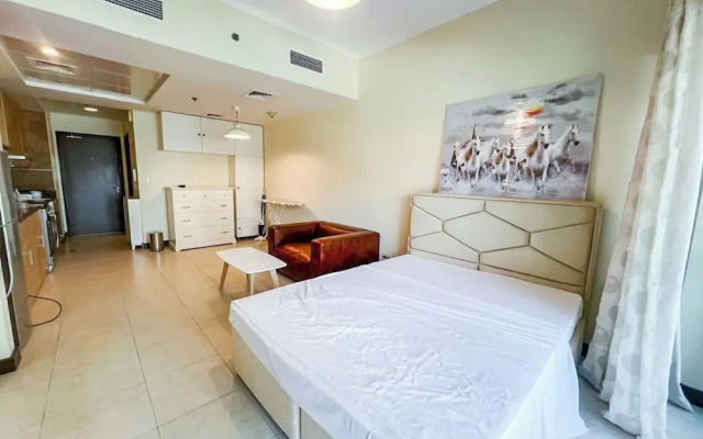 Yogi - Chic Studio with City Views in Goldcrest Views