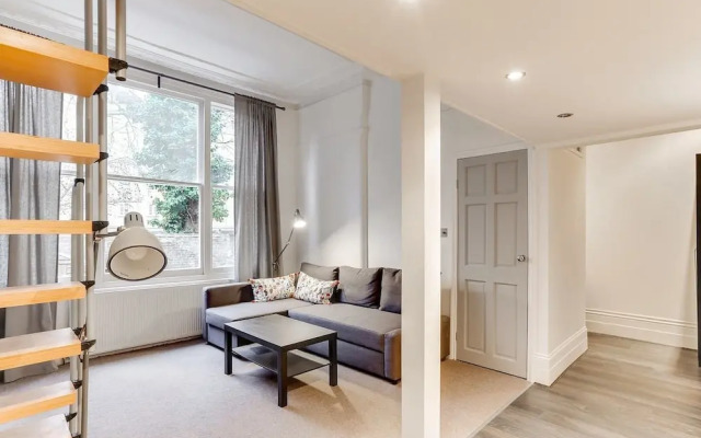 Bright 1BR in Earls' Court W/patio