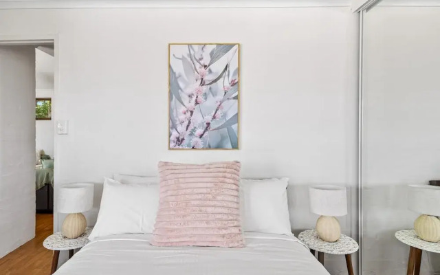 Quaint 2-bed Beach Abode With Ocean Views