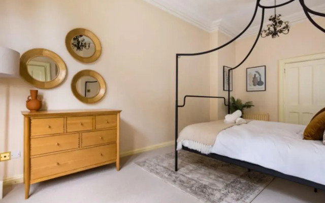 The Woking Wonder - Captivating 3BDR Flat with Parking