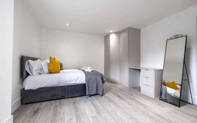 Remarkable 2-bed Apartment in Camberley