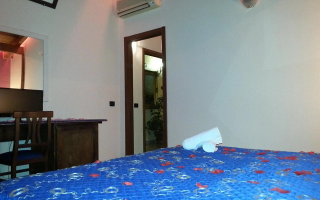 Hotel Happy Days
