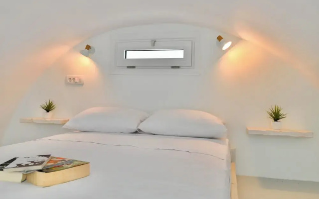 Serenite 2 Bd Santorini Getaway with Sea View