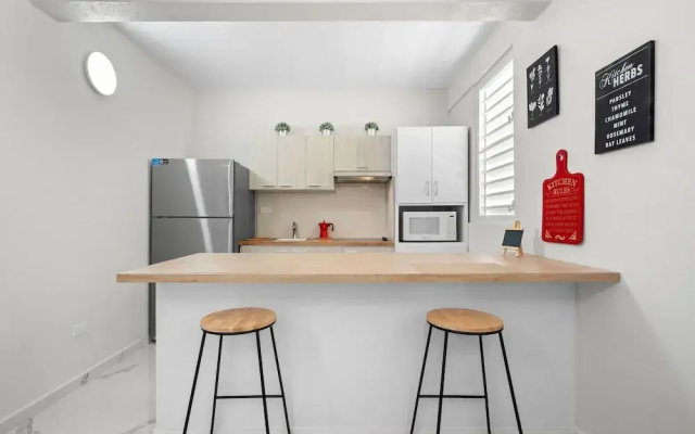 Modern 2 BR Apt Great Location Smart TV AC