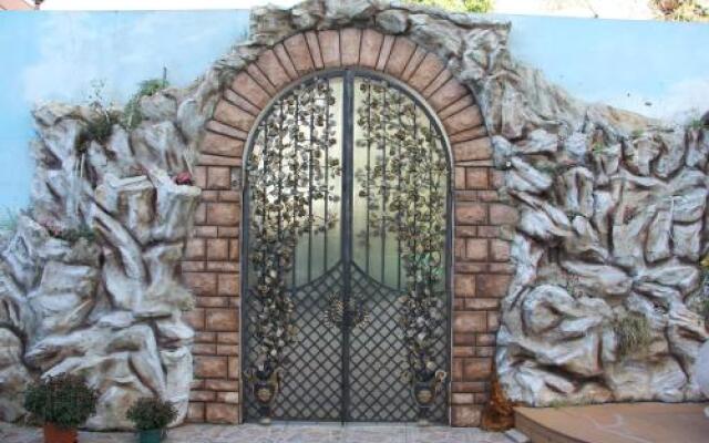 Гостиница Guest House Loran в Сочи отзывы, цены и фото номеров - забронировать гостиницу Guest House Loran онлайн вид на фасад