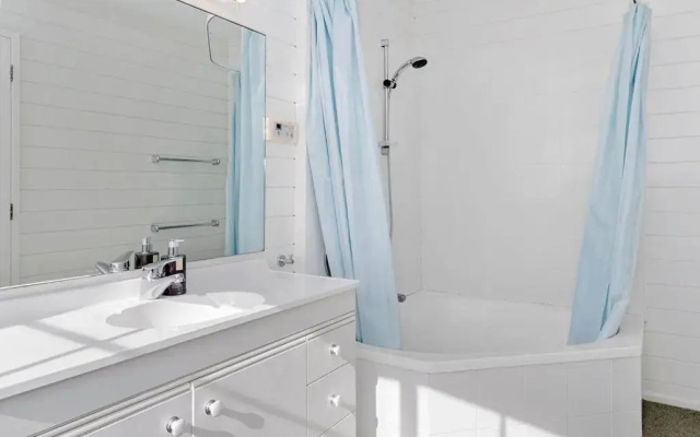 Kiwi Kuta with direct beach access - Matarangi Holiday Home