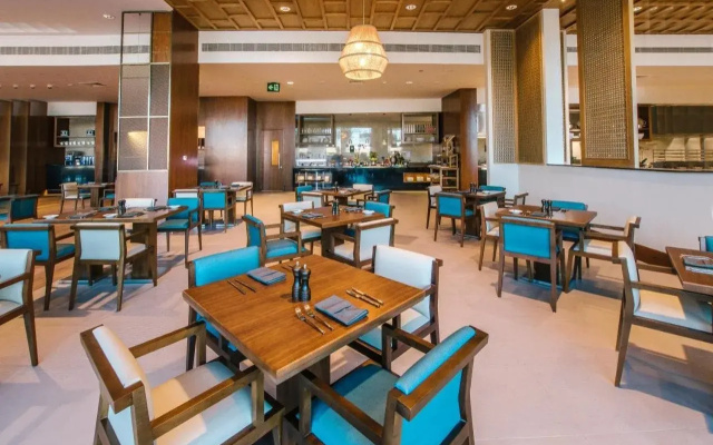 Отель Crowne Plaza Muscat Ocec by IHG