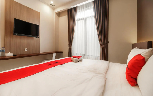 RedDoorz Plus near Lippo Mall Kemang 2