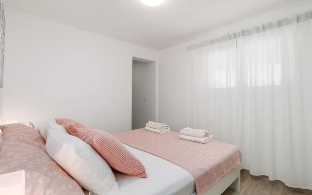 Beautiful Home in Lukovo Sugarje With Wifi and 2 Bedrooms