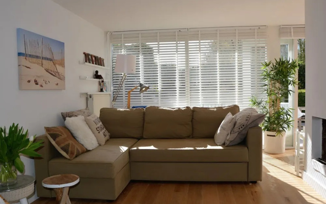 Quaint Holiday Home in Noordwijkerhout near Lake